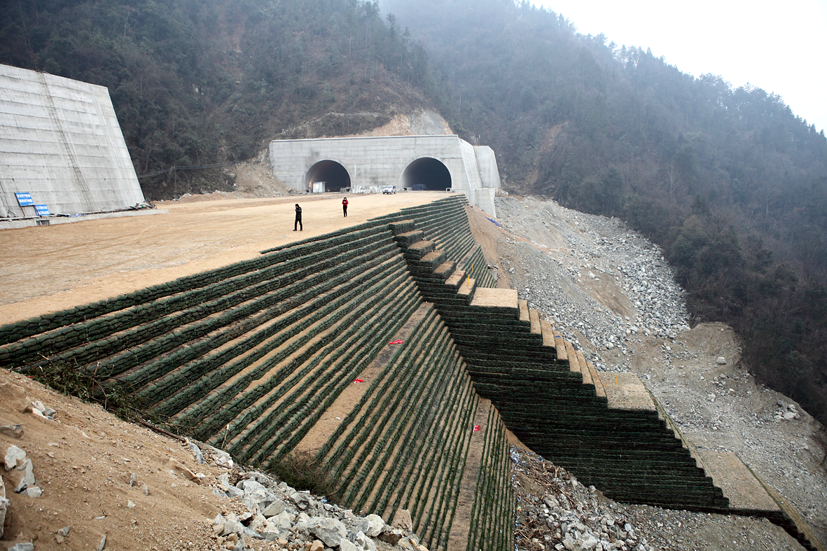 重力式路堑挡土墙图片