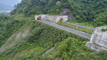 沪蓉高速桥改路50米高的加筋挡土墙